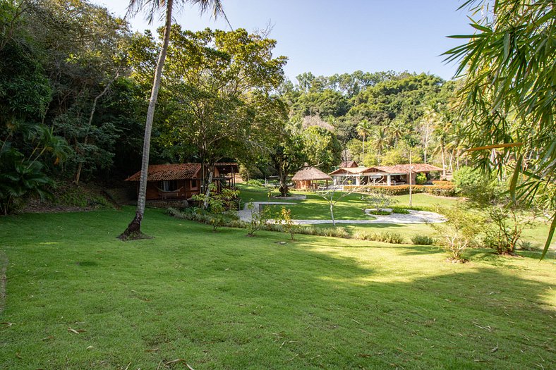 Casa 04 Suítes com vista privativa para lagoa